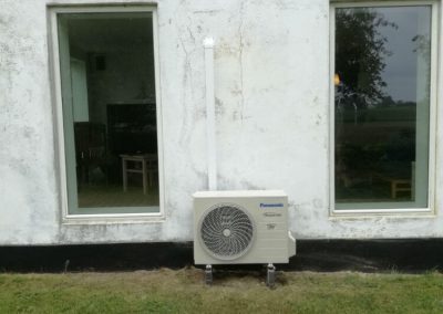 eksempel på montering af luft til luft varmepumpe med betonsokkel